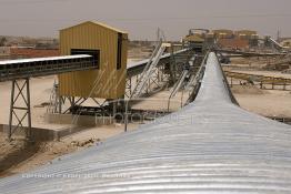 Image du Maroc Professionnelle de  Des ouvriers de STROC s'activent à faire fonctionner de la plus grande Laverie de phosphate pour l'OCP à Khouribga, Jeudi 8 Juillet 2010. STROC Industrie est une société marocaine qui exerce son métier dans le domaine de l’ingénierie d’exécution pour les industries de procédé, les réalisations à son actif l’ont conduit à développer une expertise et un savoir-faire fort dans la construction ainsi que dans différents métiers afin d'offrir des solutions clé en main pour satisfaire au mieux ses clients. Parmi ces réalisations ont trouve : des unités de stockage et de traitement de produits liquides ou gazeux, installations de manutention et de traitement de produits en vrac ainsi que dans les domaines de Ingénierie Etudes, Génie Civil, Chaudronnerie, Structure Métallique, Tuyauterie, Montage, Maintenance, Bâtiments industriels, Logistiques, Tertiaires et Ouvrages d’Art. (Photo / Abdeljalil Bounhar)